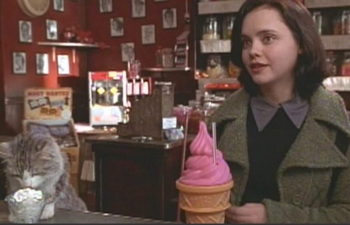 bookwormpod's tweet photo. That Darn Cat is SUCH an underrated Fall movie!!🎥🍁
New episode out now on spotify discussing That Darn Cat and Christina Ricci’s amazing 90’s grunge fashion https://t.co/U0kkUzlDzC