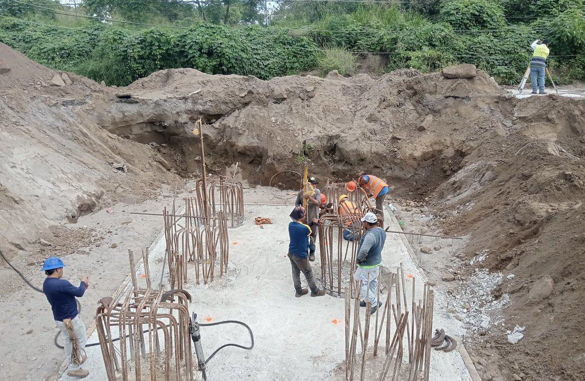 #BuenMiércoles 
🚧 Avance en la Construcción del Distribuidor Vial de Acceso al Puerto de Veracruz

📍 Carretera: Federal Mex-140 Xalapa – Veracruz

📍 Tramo: Santa Rita – Tamsa (Km 93+350 al Km 95+320)

🔹 En el cuerpo B se realizan las siguientes actividades:

⚡ Reubicación de