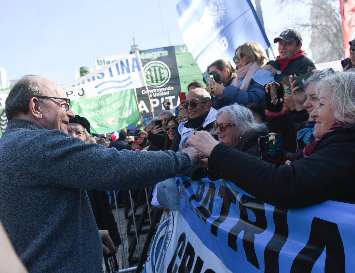 Felíz cumpleaños <a href="/MoreauLeopoldo/">Leopoldo Moreau</a> 

Gracias por nunca bajar los brazos