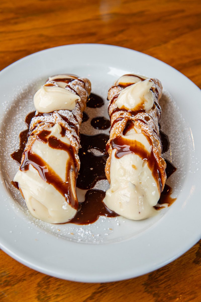 ah_beetz's tweet photo. Like 🧡 if you are a cannoli person. 
#cannoli #dessert #sweettooth https://t.co/mMFgjrF93G