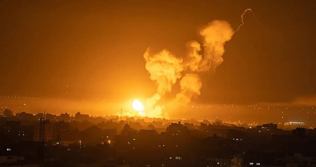 مروحيات العدو إسرائيلية تطلق النار بالتزامن مع قصف مدفعي مكثف شرقي مدينة خان يونس جنوبي قطاع #غزة.