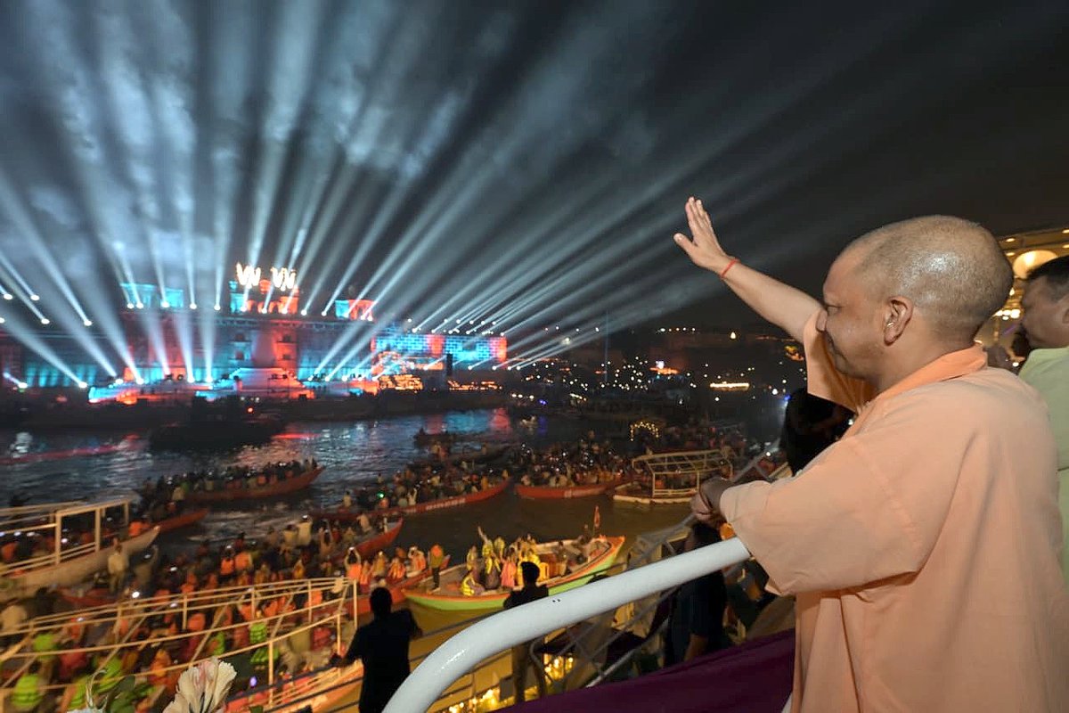 दिव्य-भव्य देव दीपावली के पावन अवसर पर असंख्य दीपशिखाओं के अविनाशी प्रकाश से जगमगाती काशी आज पुनः अपनी अलौकिक आभा से संसार को सनातन का संदेश दे रही है।

श्रद्धा, संस्कृति और सौंदर्य से दीप्त यह दृश्य काशी की अनंत आध्यात्मिक चेतना और अविचल आस्था का शाश्वत प्रतीक है।