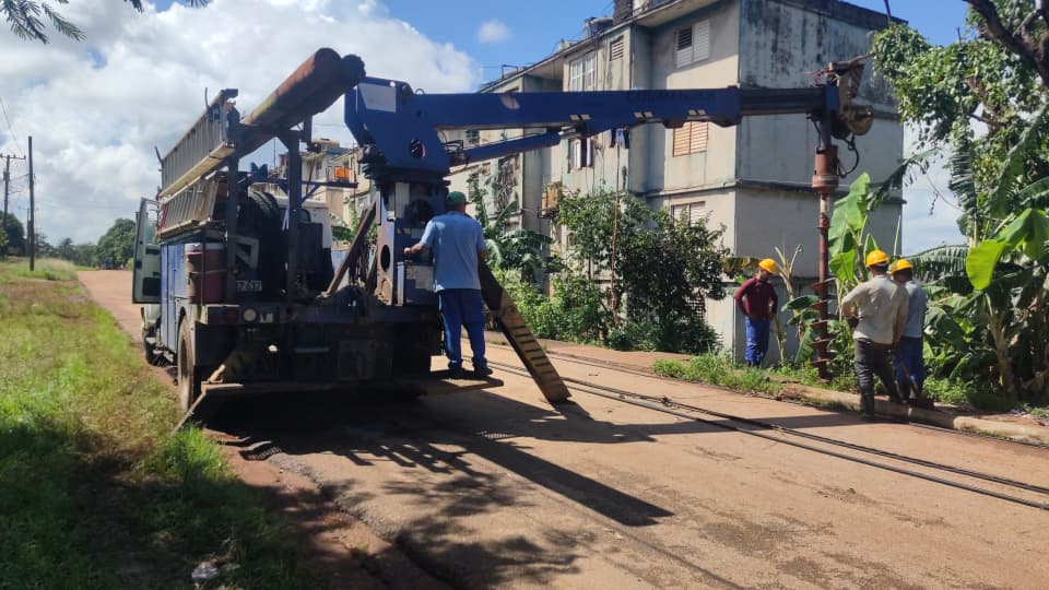 📡💙La Brigada de Línea de Holguín trabaja en el restablecimiento de la Ruta de Cables de Rolo Monterrey en el municipio de Moa.#EtecsaConCuba 🇨🇺