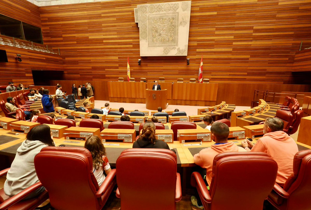 El Presidente de las Cortes de Castilla y León, Carlos Pollán (<a href="/CarlosPollan/">Carlos Pollán Fernández</a>), ha presentado hoy junto a Eusebio Sacristan (<a href="/Eusesacris/">Eusebio Sacristán</a>), patrono fundador de la Fundación que lleva su nombre (<a href="/ESFundacion/">Fundación Eusebio Sacristán</a>),  la nueva temporada de la  Escuela 100x100 Deporte, un proyecto impulsado