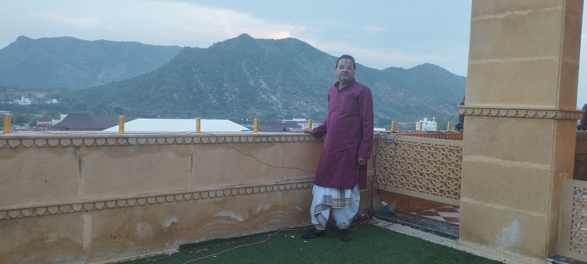 दुष्करं पुष्करे गन्तुं दुष्करं पुष्करे तपः।
दुष्करं पुष्करे दानं वस्तुं चैव सुदुष्करम्॥

पुष्कर में जाना अत्यन्त दुर्लभ है, पुष्कर में तप अत्यन्त दुर्लभ है, पुष्कर में दान देने का सुयोग भी दुर्लभ है और उसमें निवास का सौभाग्य तो अत्यन्त ही दुष्कर है।

#कार्तिक मास में पुष्करवास 🙏