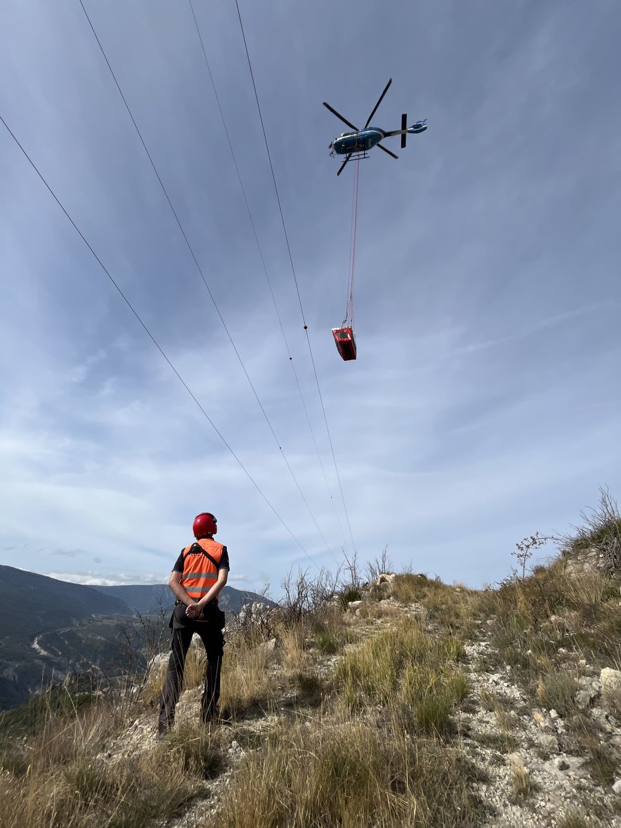 RTE_med's tweet photo. 🦅 RTE agit pour la protection des oiseaux dans le #Verdon !

262 balises avifaunes bicolores ont été installées sur la ligne 150 kV Castellane–Roumoules pour réduire les risques de collision.

Aux côtés de la @LPOFrance et de #SafeLines4Birds, RTE protège le vautour moine, fauve et percnoptère. 🌿

#Biodiversité #Environnement