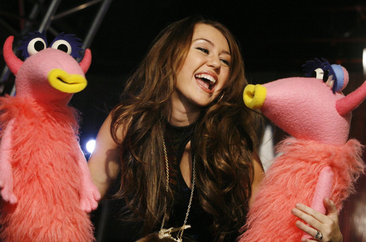 MileyCyrusBR's tweet photo. Após o anúncio da participação de Miley Cyrus em Vila Sésamo, vale lembrar que seu universo já havia se cruzado com o dos Muppets… ainda que de maneiras muito curiosas. Segue o fio 🧶 🧸✨ https://t.co/nzrfWqzv6P