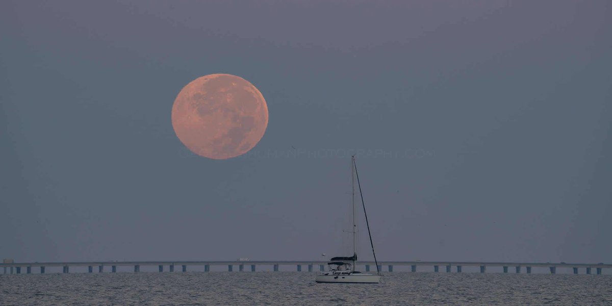 The full moon setting over Lake Pontchartrain this morning 📷📷 George Shuman