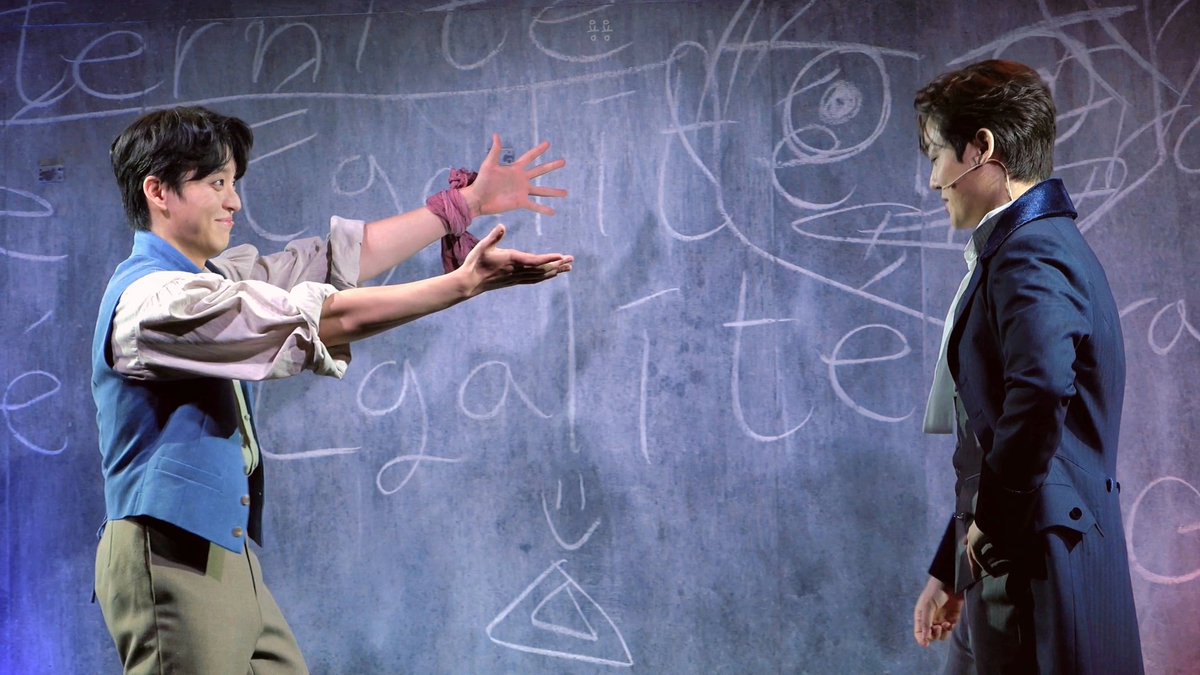 251105 밤 프라테르니테 커튼콜
#양지원 #윤재호

뭐 이건 폴인가?
선생님이에요!!!
😠
왜요 왜요 잘생겼잖아요!