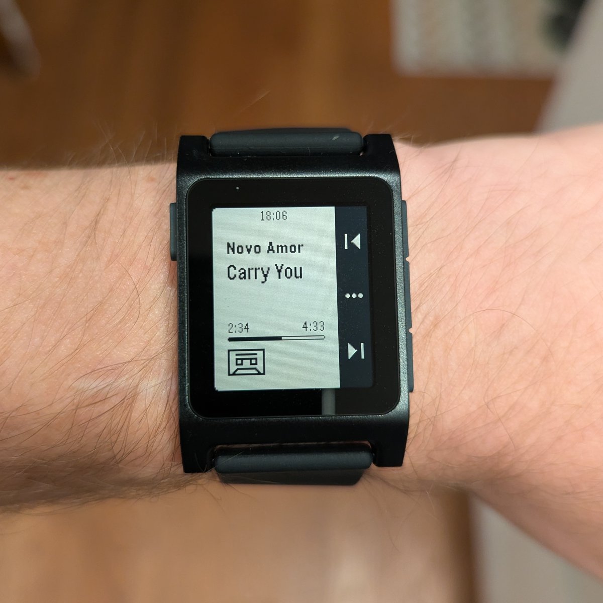 jmcphers's tweet image. Hey look, a smartwatch that doesn&apos;t need charging every day, reads better outdoors, doesn&apos;t send data to big tech companies, and has an open source OS! This is so fun.

Thanks, @ericmigi, for bringing @Pebble back.