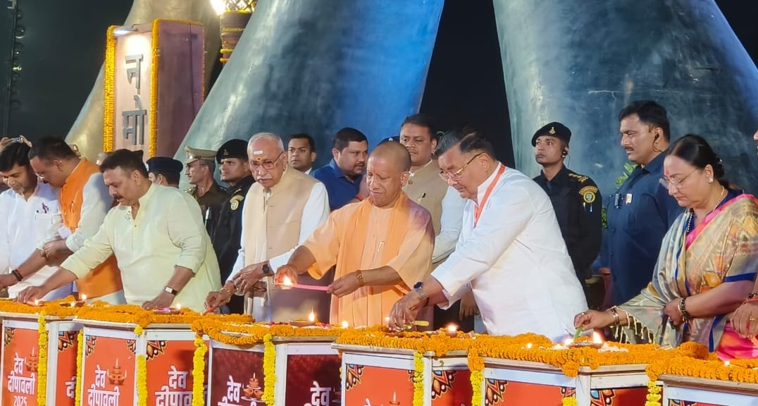 satyakumar_y's tweet photo. Kashi illuminates in the serene grandeur of Dev Deepawali. 

The sacred Ganga reflects countless lamps, symbolizing prayers for peace, prosperity, and collective well-being.

#DevDeepawali https://t.co/Yak1SwAuyo
