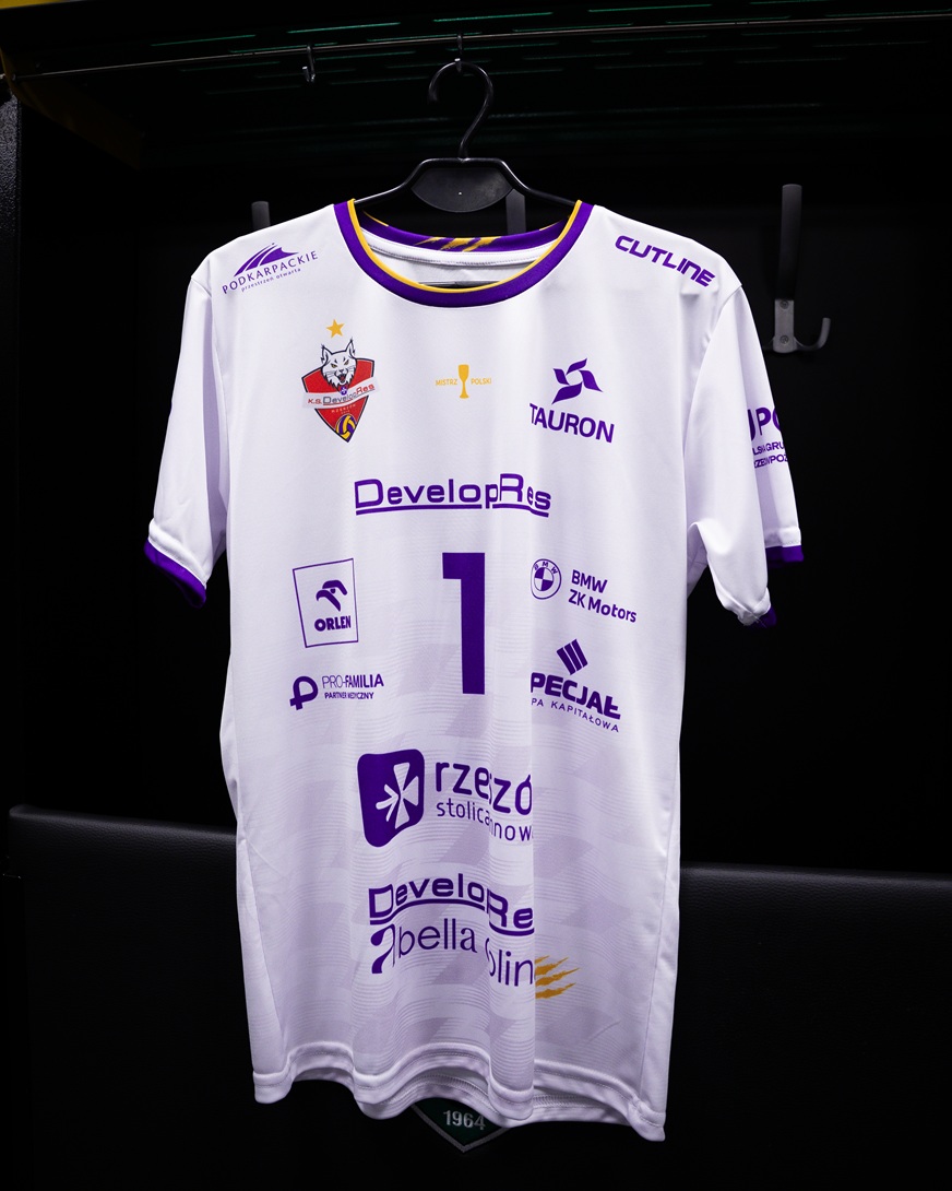 KSDevelopres's tweet photo. Szatnia gotowa. Koszulki meczowe czekają. My też jesteśmy gotowi 💪🔥
Widzimy się w Katowickim Spodku 🐾🏐
#GoDevelopres #MatchDay #ALKOSuperpucharPolski https://t.co/IbcwYRHI6p