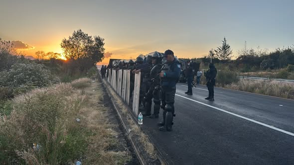 Sobre la carretera Morelia-Pátzcuaro en el kilómetro 24 a la altura de la localidad de Tiripetio, elementos del Agrupamiento de Reestablecimiento del Orden Público, restablecieron el flujo vehicular en ambos sentidos. En la zona se mantiene un dispositivo de seguridad para