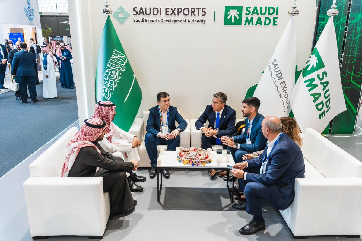 GZamoraSDE's tweet photo. En #SmartCityBarcelona también tuvimos una reunión con Abdulazez alsubaii y Abdulaziz Altalasi, representantes Saudí Export, importante empresa de Arabia Saudita, quienes m  manifestaron su interés por  productos de nuestra región, quienes ya realizaron una invitación formal a la provincias del Norte Grande a un encuentro a realizarse en los próximos meses.