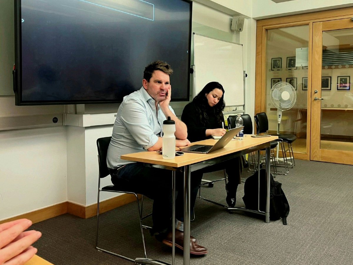 OxfordPLDG's tweet photo. A fantastic conversation with LSE's Tom Poole, on cities and their central role in the UK's constitutional order 👏🏻

Next week: Susan Rose-Ackerman's online seminar discussing kleptocracy and corruption's impact on democracy. Join our mailing list for more information! 📨‼️ https://t.co/zkmqqzAI4S