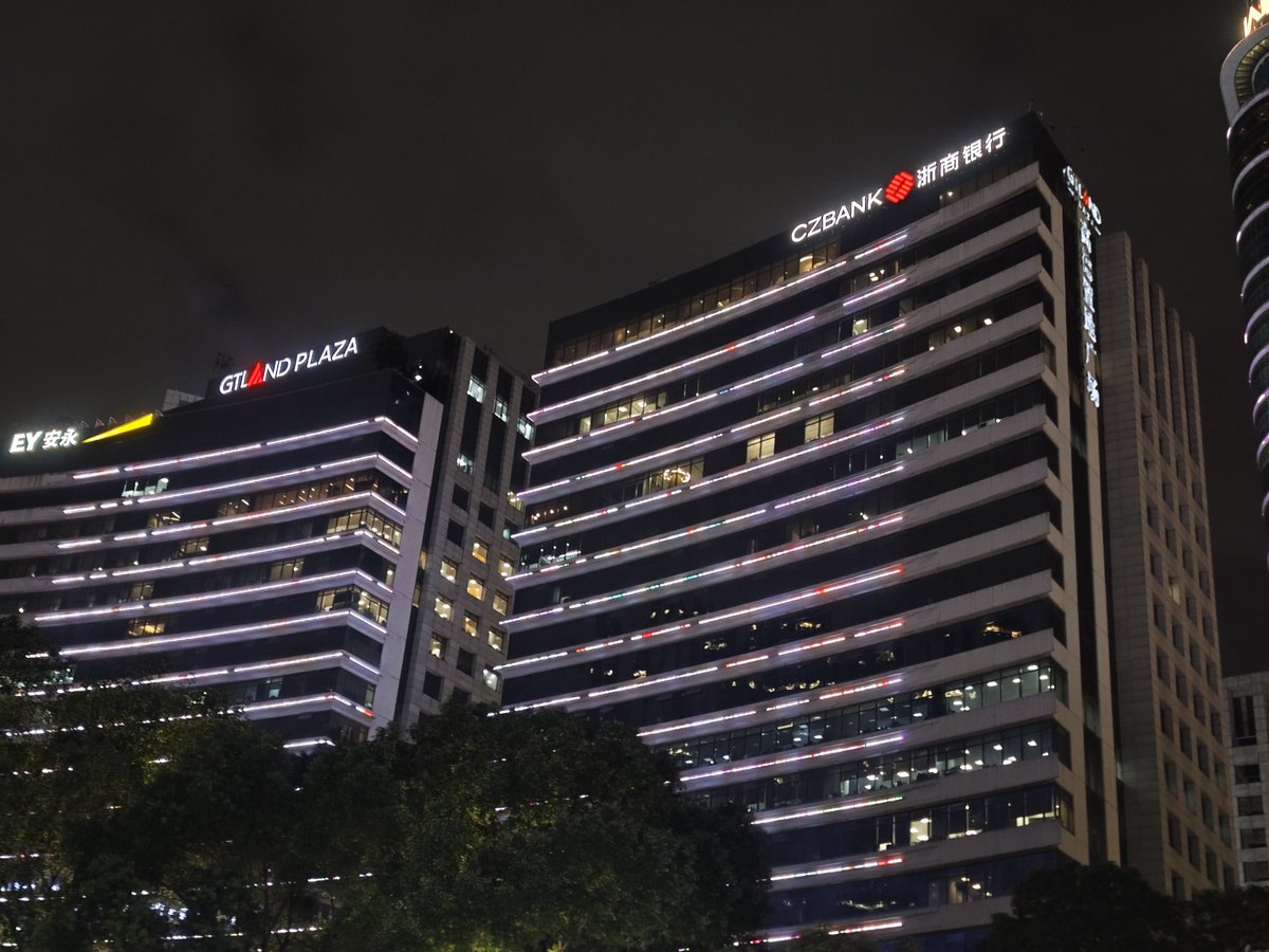 饭后散步，看到 <a href="/cz_binance/">CZ 🔶 BNB</a> 的产业了
我猜里面存的是 $BNB $ASTER $BTC