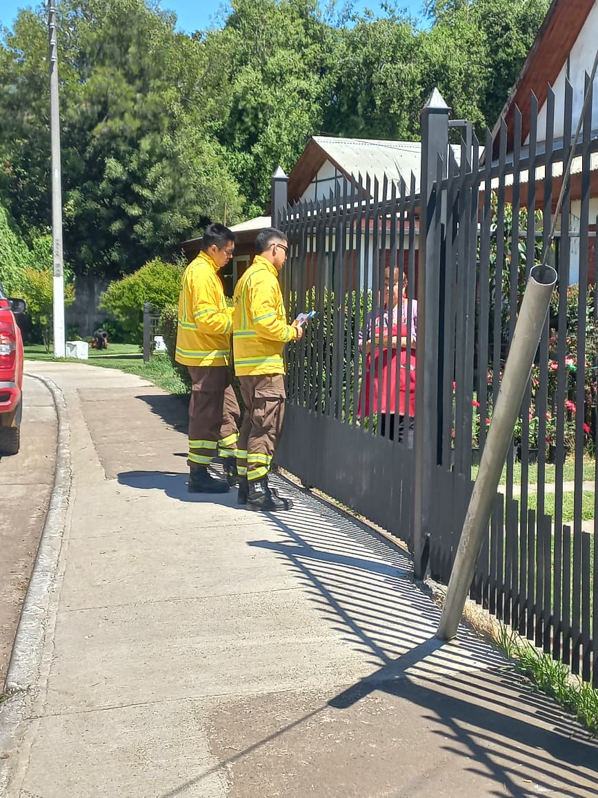 conaf_maule's tweet photo. #Prevención 🔥
Junto a la brigada Maqui 5, estuvimos realizando un puerta a puerta en la localidad de Guaico 2 y Guaico 3 en la comuna de #Romeral. 
El mensaje entregado es vital para la prevención de Incendios Forestales en sectores rurales de la provincia de #Curicó 🌳 https://t.co/nrAh8TyUyT