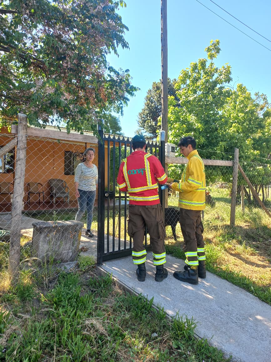 conaf_maule's tweet photo. #Prevención 🔥
Junto a la brigada Maqui 5, estuvimos realizando un puerta a puerta en la localidad de Guaico 2 y Guaico 3 en la comuna de #Romeral. 
El mensaje entregado es vital para la prevención de Incendios Forestales en sectores rurales de la provincia de #Curicó 🌳 https://t.co/nrAh8TyUyT