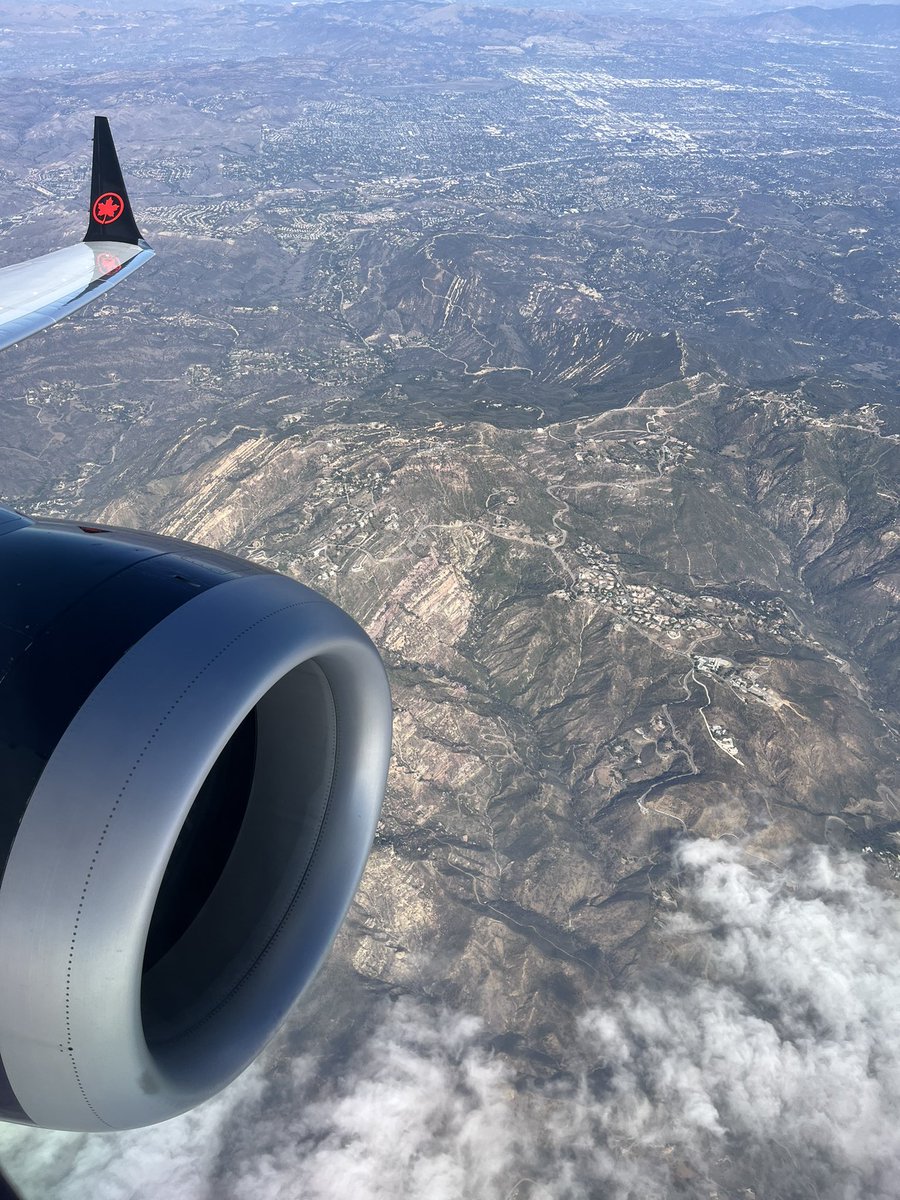 New floral journey to LA 🌸✈️
Super excited to be heading there for a new project — can’t wait to get designing!

#floraldesign #losangeles #floraljourney #floristlife #flowersmakepeoplehappy