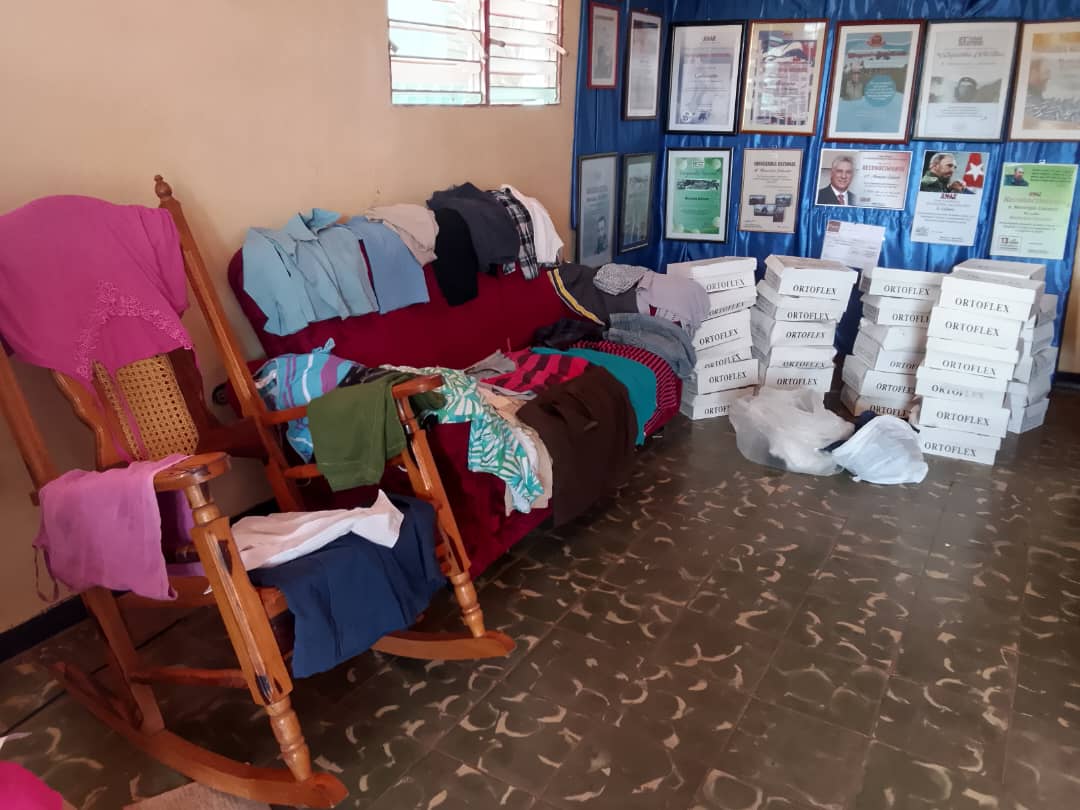 puig_carid93015's tweet photo. Los campesinos calimetenses preparando donaciones para enviar al oriente cubano.
#MatancerosEnVictoria https://t.co/q4RUXudcYL