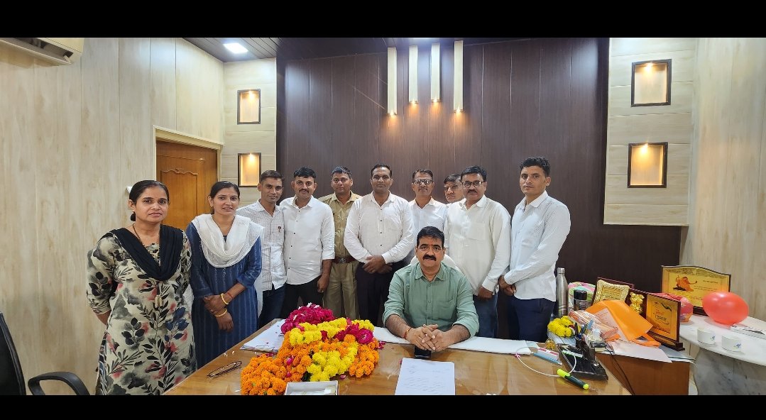 KirdoliyaPrem's tweet photo. अच्छे अधिकारी का स्थानांतरण और अधिनस्थ कर्मचारियों की मनोदशा।कल हमारे मकराना वृताधिकारी महोदय भवानी सिंह जी शेखावत का पदस्थापन मकराना से चाकसू हुआ। नव पदस्थापन की श्रीमान जी को अशेष शुभकामनाएं।करीब चार-पांच महिने इनके सानिध्य में काम करने का अवसर मिला और बहुत कुछ अनुभव किया। https://t.co/iWLY0pkQBq