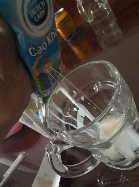 UnHappyHourGame's tweet image. Ponus serve the milk in a very special way.

#unhappy #milk