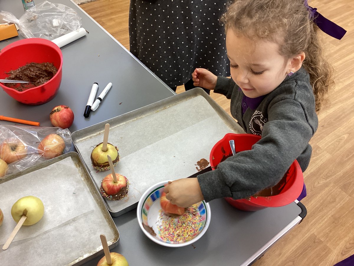 Remember, remember the 5th of November 🎆🎇
Willow Class have had a lovely afternoon learning about the Gunpowder Plot, creating firework pictures and making delicious chocolate apples. #bonfirenight #firework