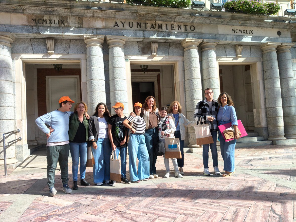 El Aula Específica realizó un tour por la ciudad de Huelva para pasear por sus históricas calles y conocer sus emblemáticos monumentos y edificios. 
Gracias al <a href="/AytoHuelva/">Ayuntamiento Huelva</a> por su apoyo, especialmente a nuestra guía,  a Pilar Rey.

🎒📚🏙️💚

<a href="/EducaAnd/">Consejería Desarrollo Educativo y FP</a>
<a href="/ordenacioneduhu/">Servicio de Ordenación Educativa Huelva</a>
