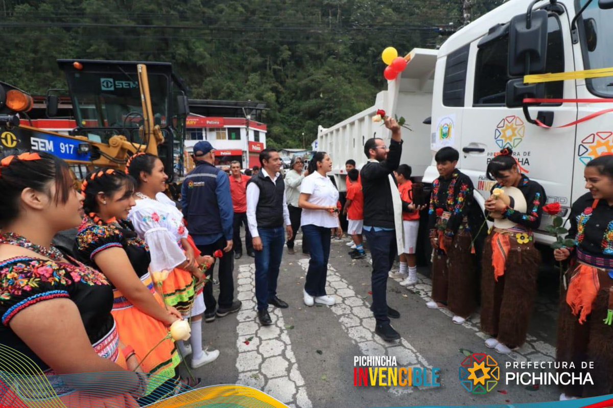 radio_pichincha's tweet photo. ⭕️ #ATENCIÓN | La prefecta de @PichinchaGob, @PaolaPabonC, entregó maquinaria pesada a la comunidad de la parroquia #Tandapi, con el fin de mejorar y mantener las vías rurales y atender en menor tiempo los trabajos que eventualmente se presenten a causa de las fuertes lluvias.
#LaRadioDeLasNoticias