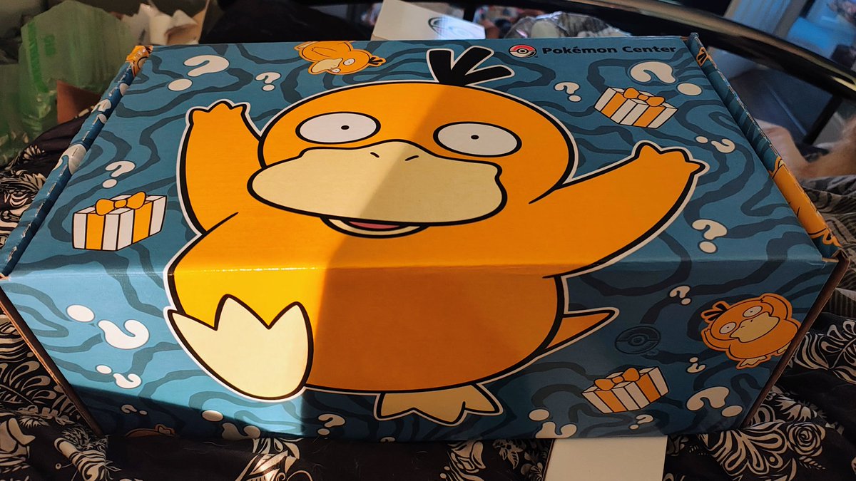 fjayne_'s tweet image. The pokémon surprise box is the best thing. LOOK HOW CUTE THE BOX IS 🥺