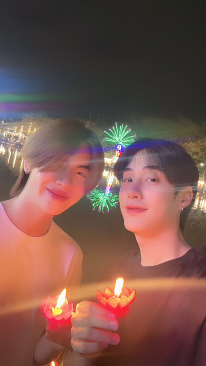 mildgee29's tweet photo. ลอยกระทงปีนี้ก็ยังลอยกับเทอคนเดิมเหมือนเดิมเลย 🌕✨🤍

         2024                          2025 https://t.co/8lRYdmf6VV