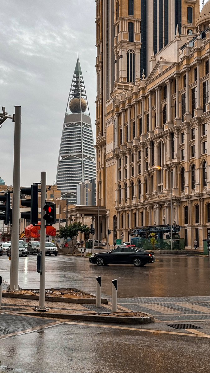 #مساء_الخير..
(قليل من تعصب لايفسد ودا)
الغلا في ( نجد ) فطره 
من يلوم القلب في حُبِك يـ( الرياض  ) 💗