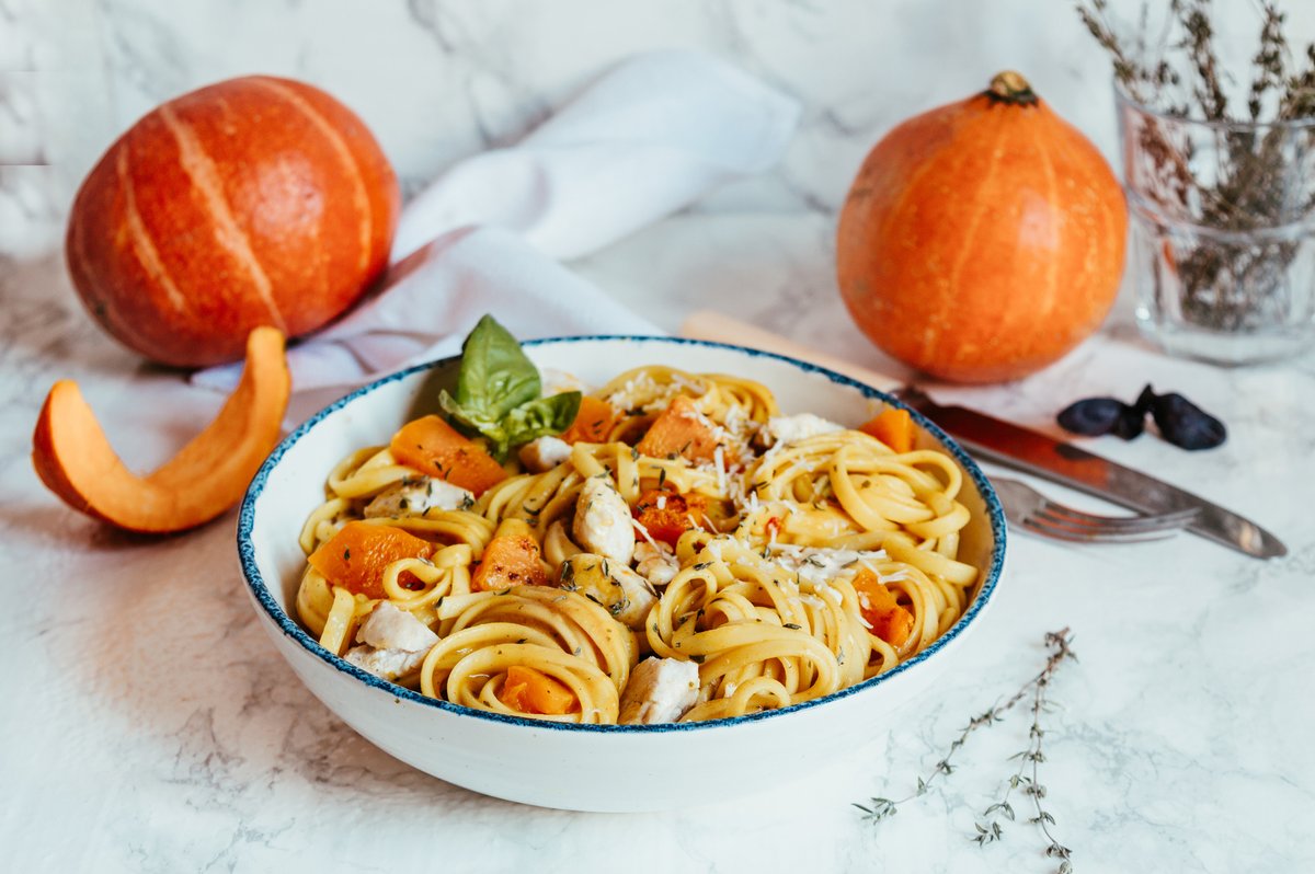 🍝 Sasoiko pasta freskoa 🍂
Udazkenak zapore paregabeak oparitzen dizkigu... eta errezeta honek denak biltzen ditu. 🍄🎃 
bit.ly/4hPIb3o
