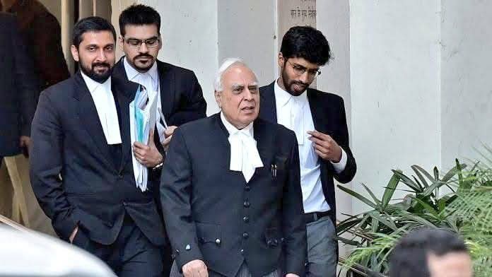 janardanspeaks's tweet image. कपिल सिब्बल भारत के सबसे महंगे वकीलों में से एक हैं............... उनकी एक पेशी की फीस 10 से 15 लाख रुपये  है।

वे पिछले 5 – 6 वर्षों से उमर खालिद के लिए लगातार पेश हो रहे हैं।

सुप्रीम कोर्ट में हजारों अन्य मामले लंबित  हैं लेकिन सुप्रीम कोर्ट लगभग हर हफ्ते उमर खालिद की याचिका…