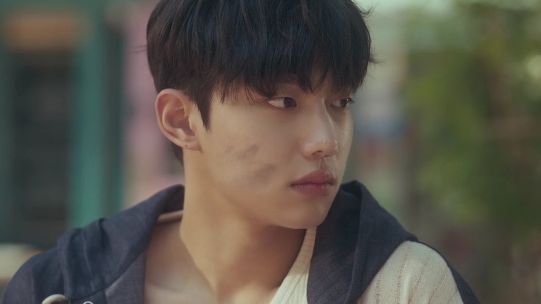 littleoogly's tweet photo. he tried to look ugly so that his girl wooyeon doesn't feel inferior and insecure infront of him, DAMN WHERE DO WE GET SUCH A LOSER MAN 😭!! #SpiritFingers https://t.co/6jkjabHBtB