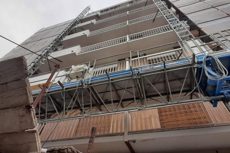 TgrRaiSicilia's tweet image. Truffa dei #bonus edilizi nel ragusano: ai domiciliari un commercialista di #Modica e un ingegnere di #Pozzallo oltre a due imprenditori. Sequestrati oltre cinque milioni di euro. 
Nel tg delle 19,35
@TgrRai