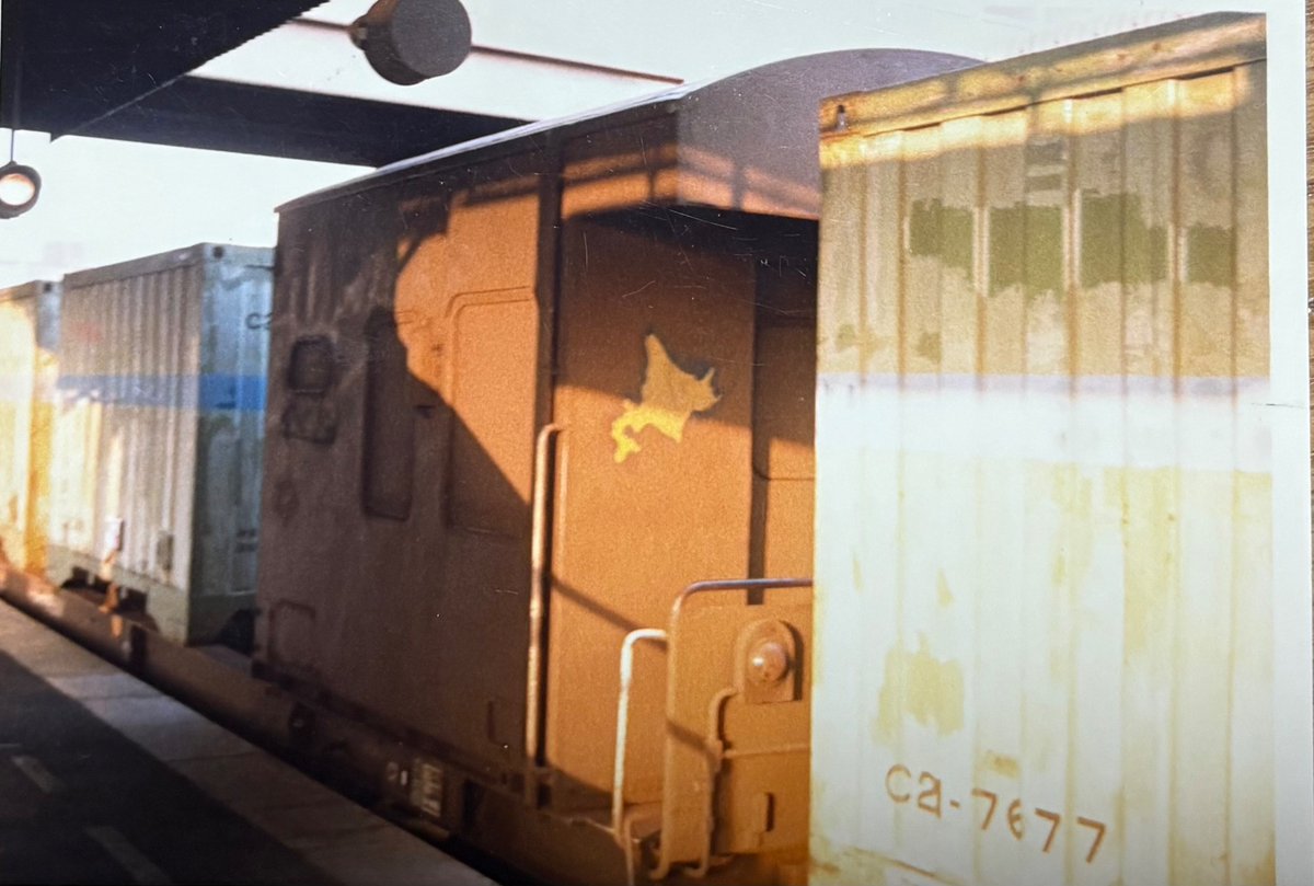 子供の頃に撮った、松山駅２番線で発車を待つ上りの貨物列車です。たしかみかんを積んだ列車だったと思います。当時、貨物はあまり興味がなかったのですが、珍しいコンテナ車両だったので撮っていました。