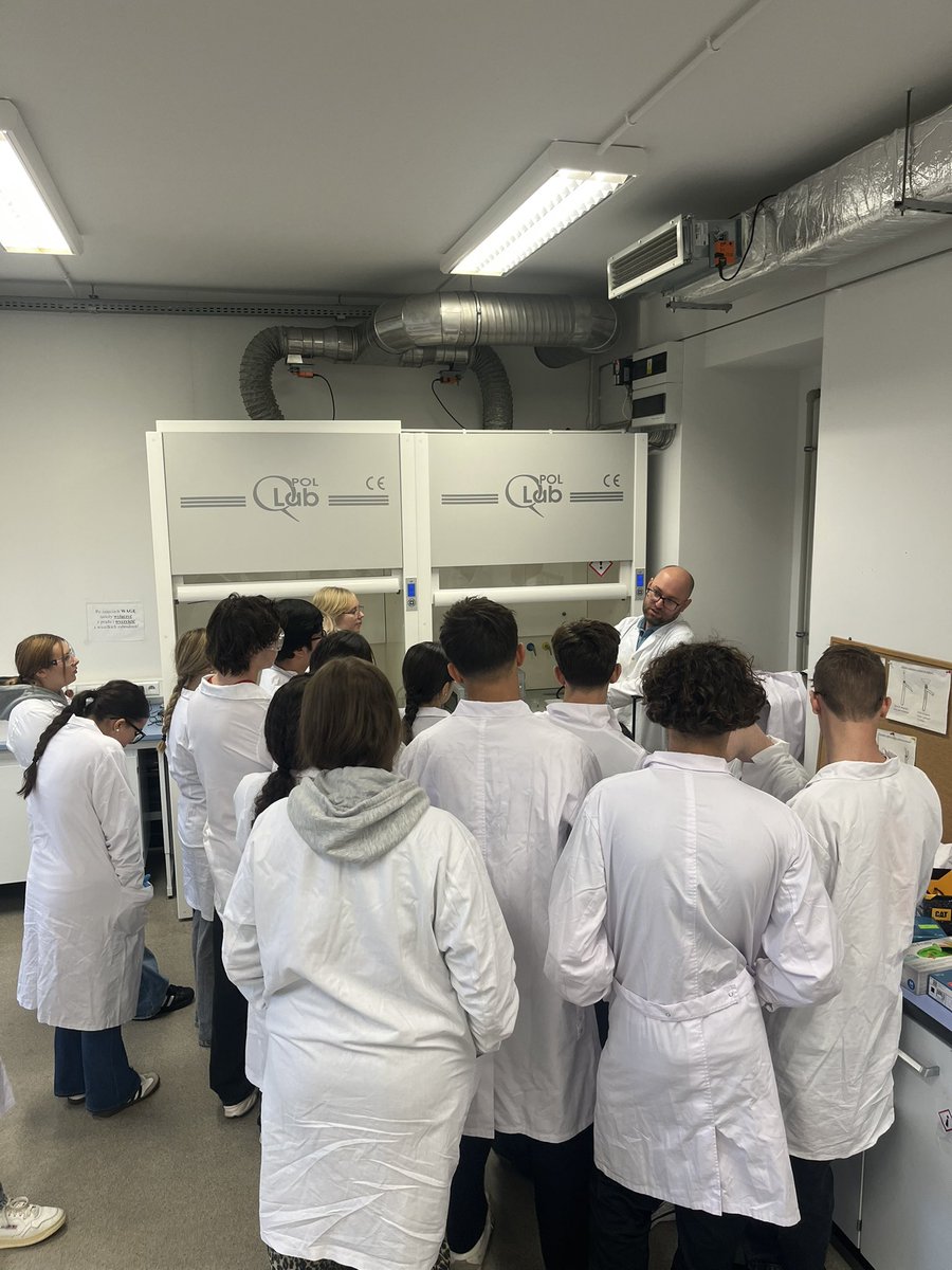 fifoumarate's tweet photo. Jour 3 du projet #Erasmus 🇪🇺 : les élèves de 1re euro maths du lycée Beaussier 🇫🇷 et du lycée Kopernic de Katowice🇵🇱 explorent la faculté des sciences 🔬 — TP de chimie et cours de physique au menu !
@LyceeBeaussier @ErasmusplusFR https://t.co/E550T2wQK1