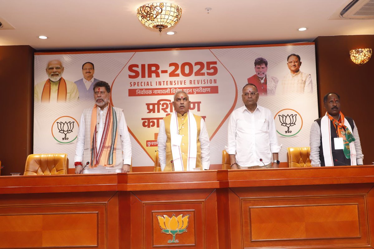 PawanSaiBJP's tweet photo. आज भाजपा प्रदेश कार्यालय,रायपुर में आयोजित मतदाता सूची, विशेष गहन पुनरीक्षण 2025 (SIR) की प्रदेश कार्यशाला में विषय रखते हुए l
कार्यशाला में विशेष रूप से राष्ट्रीय सह-संगठन महामंत्री आदरणीय श्री @shivprakashbjp  जी का 
मार्गदर्शन सभी को प्राप्त हुआ। https://t.co/a45VFz8atk
