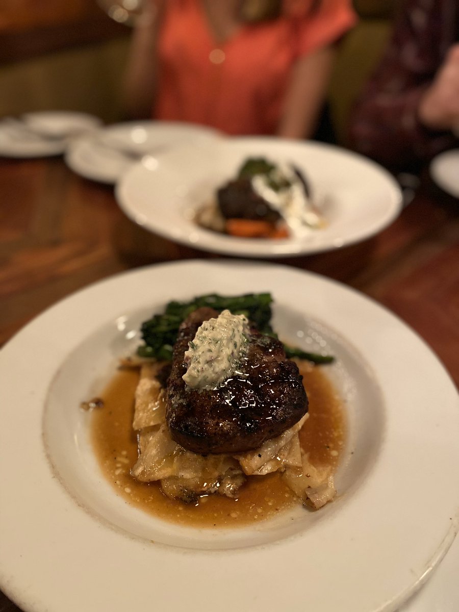 coolgator715's tweet photo. Food has warmth, but the company of friends makes it even more enjoyable. https://t.co/ddEpnYK6KP