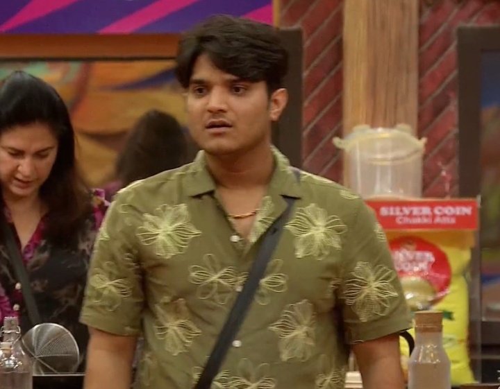 HanaUnivers1's tweet photo. 1 Like = 1 Slap on Mridul's face 
1 RT = 100 Slaps on Mridul's' face

#FarrhanaBhatt #Bahana #BigBoss19 https://t.co/WSBf14CHh0