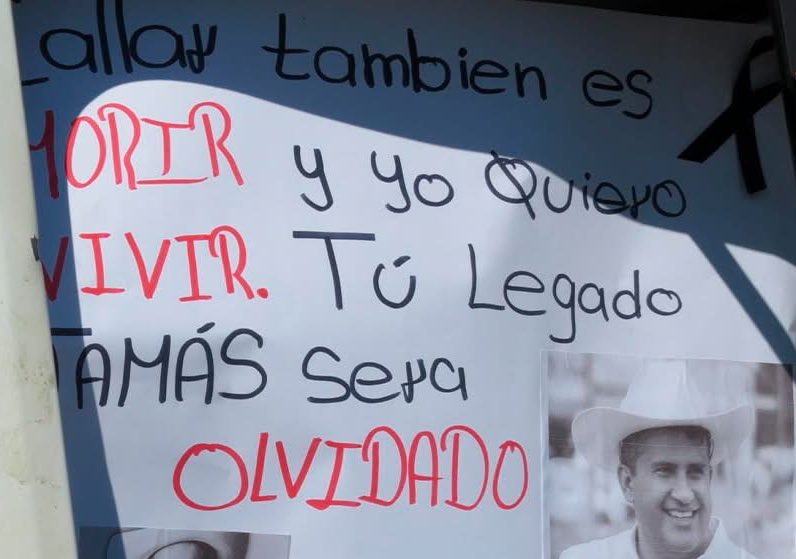 JJDiazMachuca's tweet photo. No importa cuantos distractores haga @Claudiashein , el pueblo sabe que el Estado abandonó a Carlos Manzo para que lo asesinaran.

Transportistas se manifiestan en Uruapan; exigen justicia tras muerte del alcalde Carlos Manzo. https://t.co/k4klR4EiIv