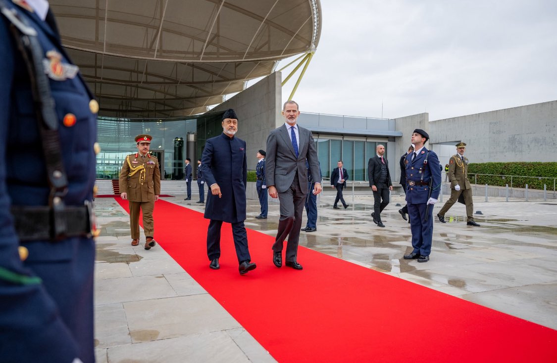 جلالة السُّلطان المعظم يختتم زيارته لمملكة #إسبانيا الصديقة، وكان في مقدمة مودعي جلالته  جلالة ملك إسبانيا لدى مغادرته مطار براخس الدولي بمدينة #مدريد.

#السلطان_هيثم_يزور_اسبانيا