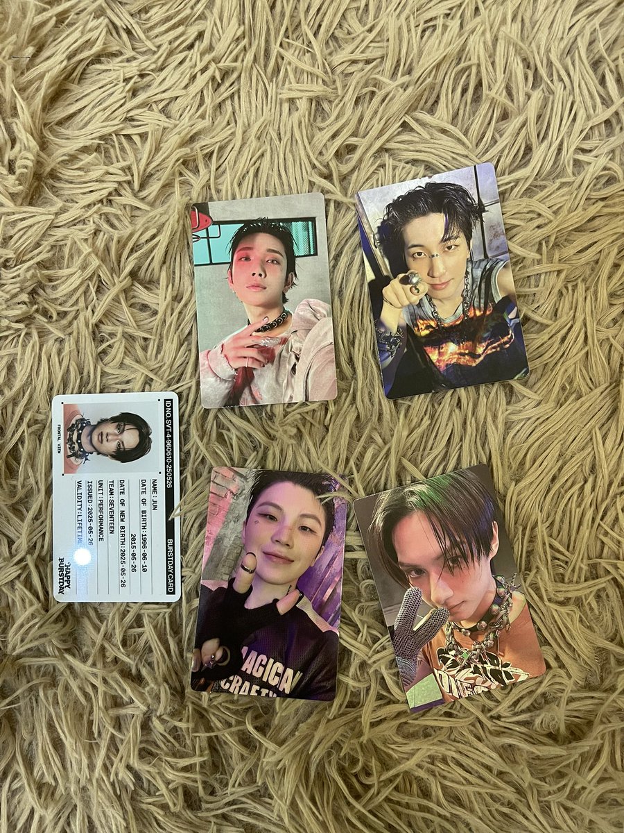 ajeiyy's tweet photo. HAHAHAHAHA this is so random but i bought burstday album on a random day of july, random album yung makukuha ko and guess what this month of November ko lang sya gi open😭 soo it's been seating here sa house for like 4monthsHAHAAH and guess who i pulled💅💅 #svt https://t.co/K7FP4ZIgwi