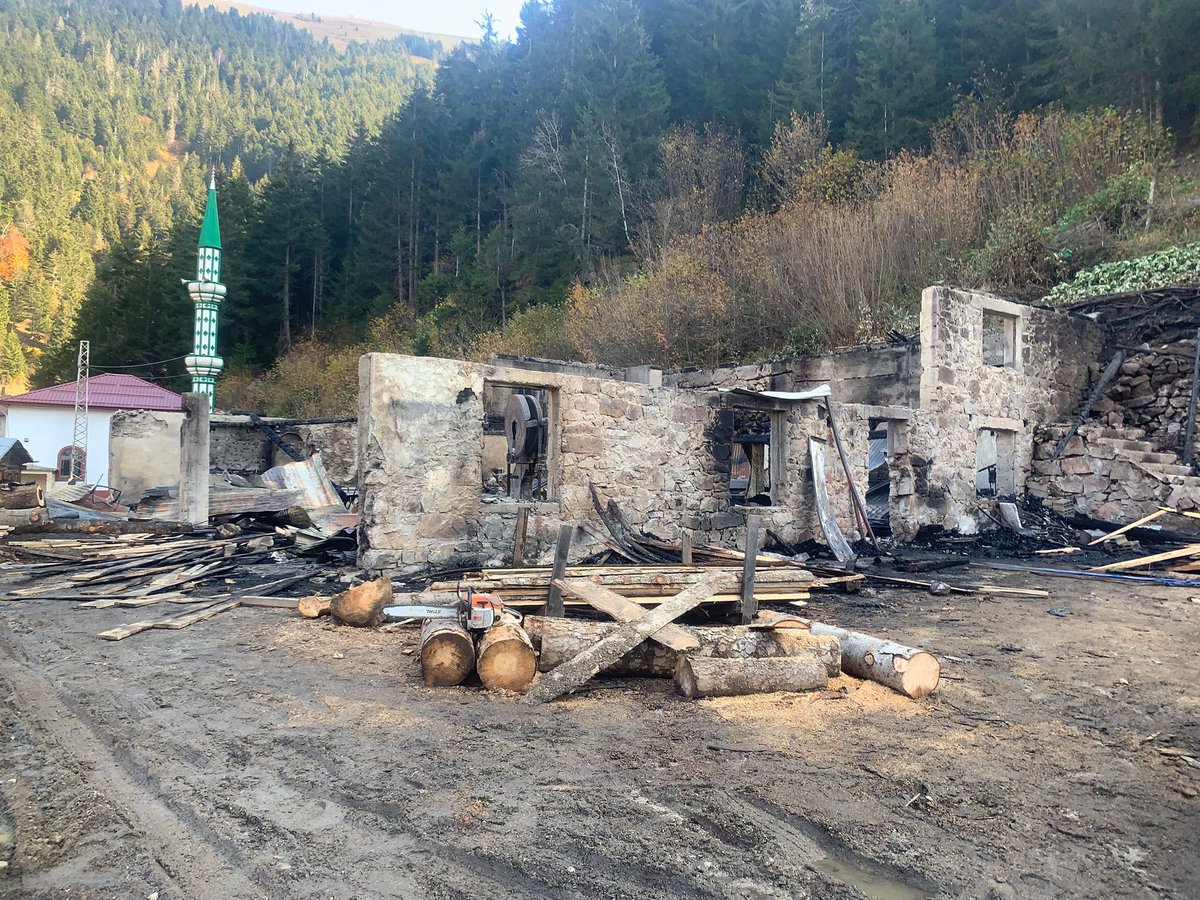 İkizdere Kamanın Dibi mevkiinde meydana gelen yangında işletmesi zarar gören Ömer PUŞUROĞLU’na, İl Teşkilat Başkanımız Fatih Uzun ve yönetim kurulu üyelerimizle birlikte geçmiş olsun ziyaretinde bulunduk.

#AnahtarParti #YavuzAğıralioğlu #ApartiRize