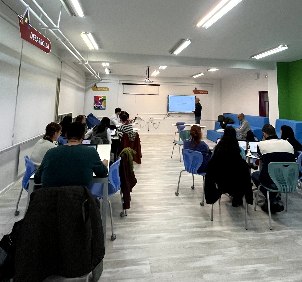 ✅ ¡Seguimos avanzando!

➡️ Esta tarde mucha práctica con @maestroiani77 en nuestra formación, creando actividades para nuestros alumnos en el #AuladelFuturo. 🚀📚

🆕 #EspacioEFFA . 💻🌍📷🎥🎬📱

¡Innovar es transformar! 💡

#innovación #innovacióneducativa
#auladelfuturo