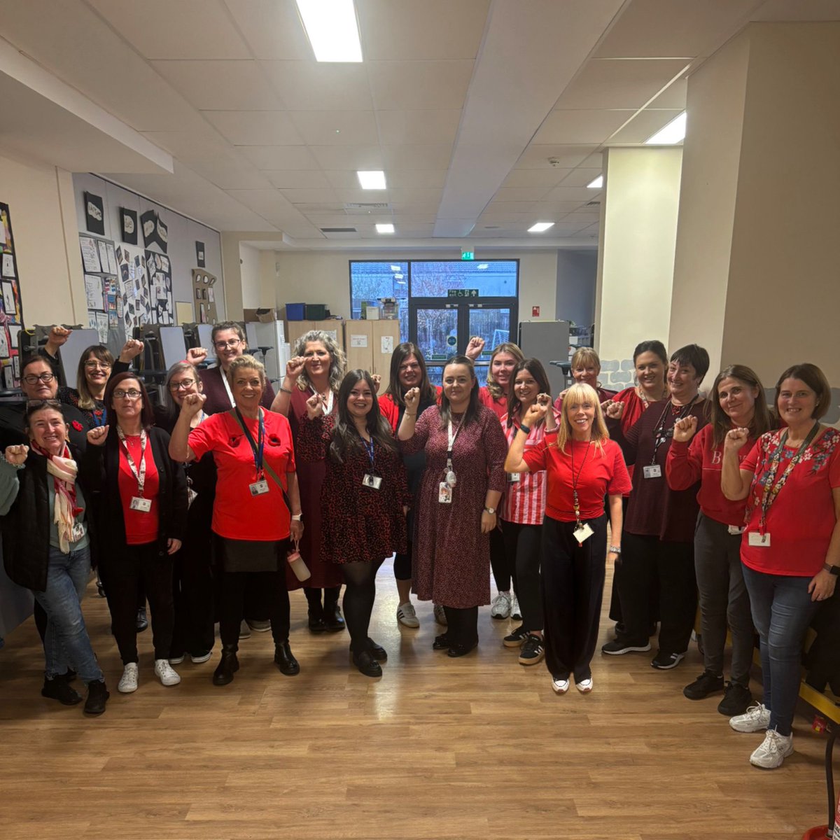 EIS members at Castlepark primary wearing red today in support of teachers on temporary contracts, on supply or currently without employment 💪 SU4QE <a href="/EISUnion/">EIS</a>