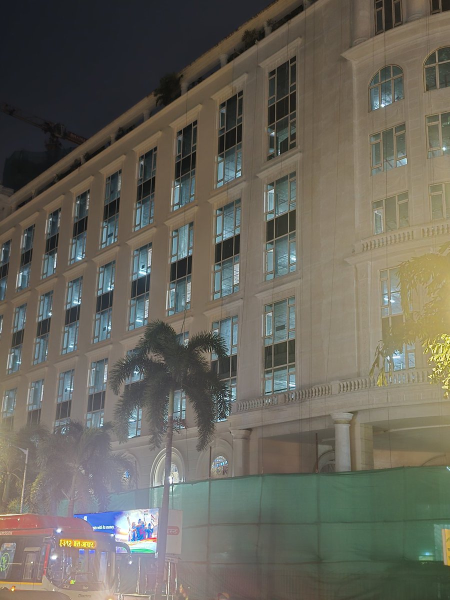 Green netted safety cloth has gone up. 

JP Morgan (?) goes to work on the Hiranandani CRISIL building.