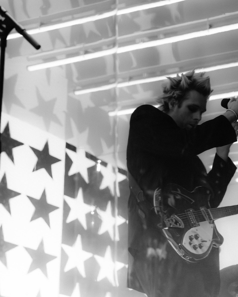 5SOS's tweet image. LIMITED EDITION: BOYBAND IN A BOX!! Available to you on November 14th… Everyone in London was a STAR!