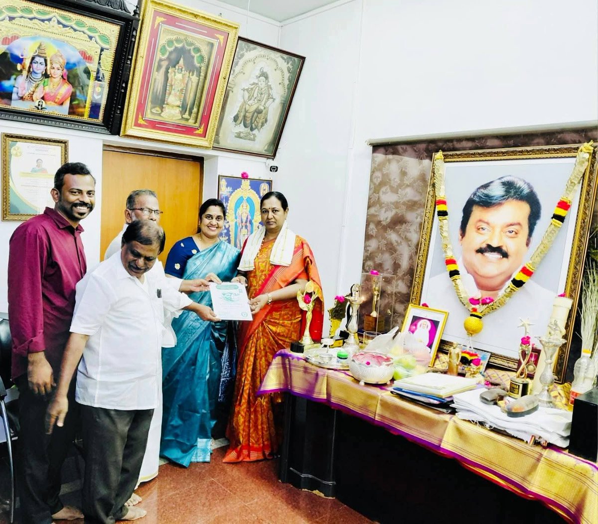 CaptainPrasant's tweet photo. அனைத்து மக்கள் அரசியல் கட்சி 
நிறுவனத் தலைவர் #ராஜேஸ்வரிபிரியா அவர்கள்

4/11/25 அன்று பொதுச் செயலாளர் திருமதி #பிரேமலதா_விஜயகாந்த் அவர்களை சந்தித்து #கப்பலோட்டியத்தமிழர் தெய்வத்திரு வ.உ.சிதம்பரம் பிள்ளை ஐயா அவர்களது குரு பூஜை நிகழ்விற்கான அழைப்பிதழை வழங்கினார்
#DMDKITWING https://t.co/rhV9AhyO9v